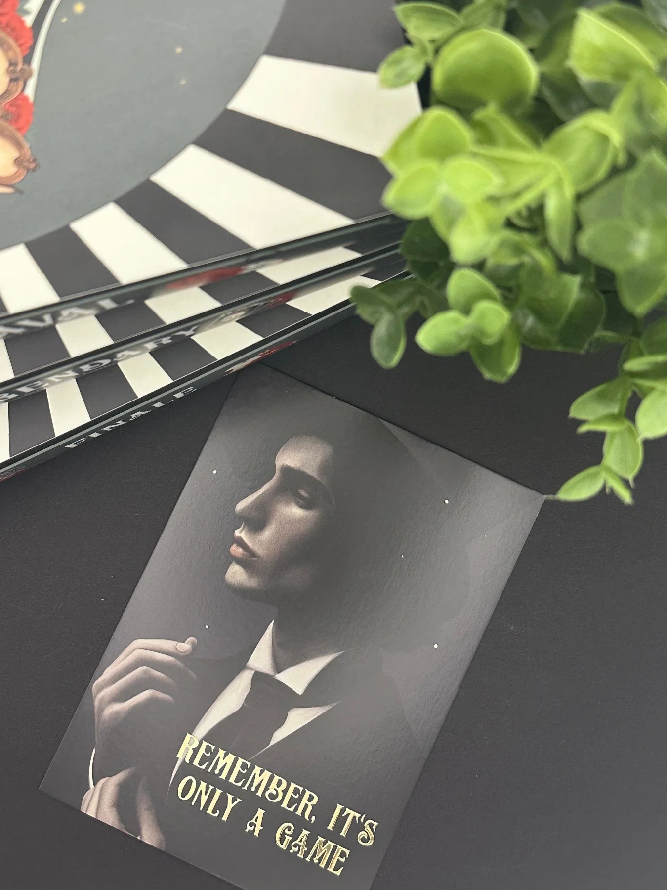 Caraval Charakterkarte Mr. Legend